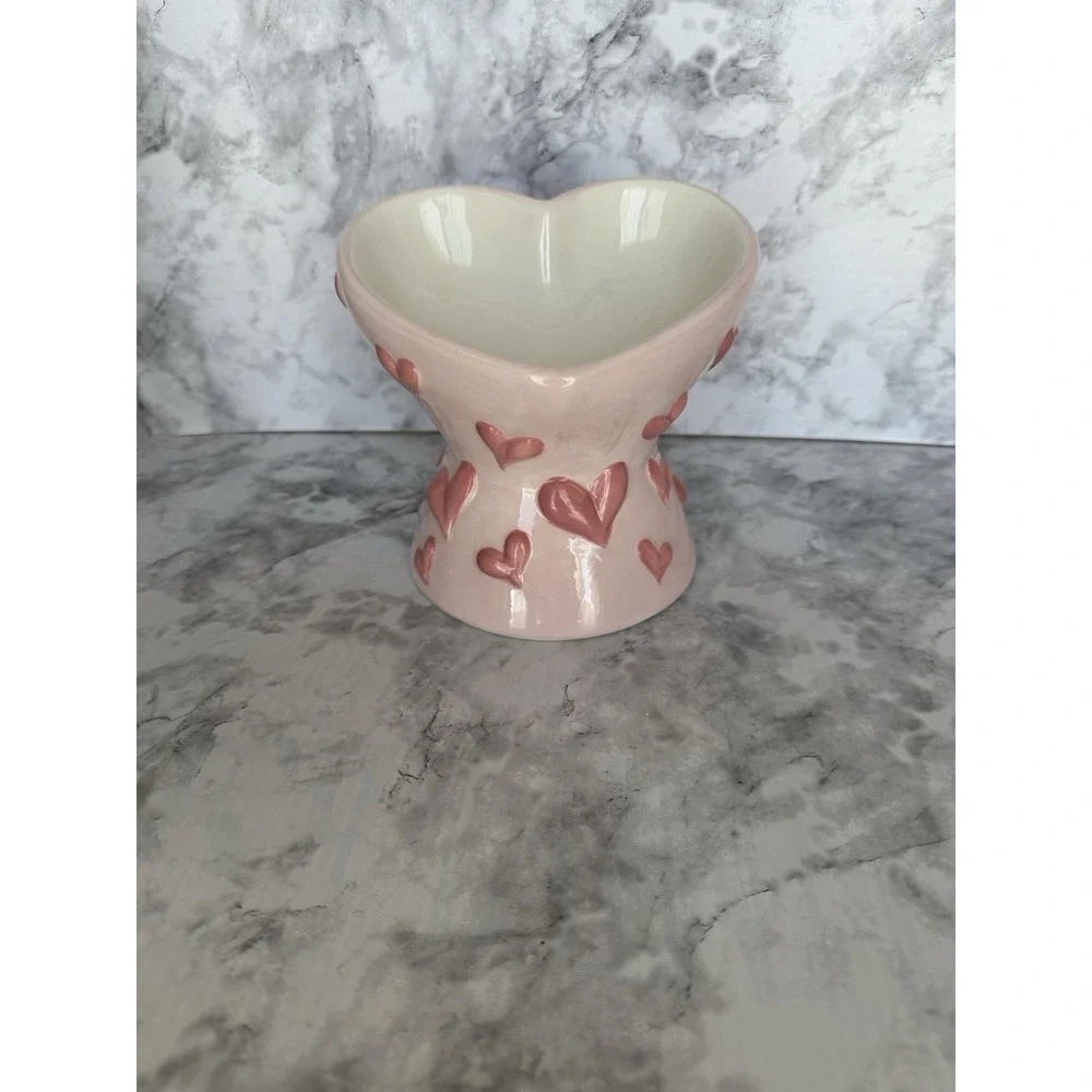 petal & Pearl Elevate Ceramic Cat Feather‎ Pink Embossed Hearts
